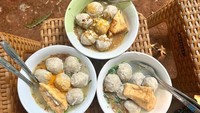 Di Taman Gandaria, Jakarta Selatan ada gerobak bakso Pak Mbedud yang sudah berjualan dari tahun 1988. Seporsi baksonya hanya Rp 20.000. Foto: detikFood
