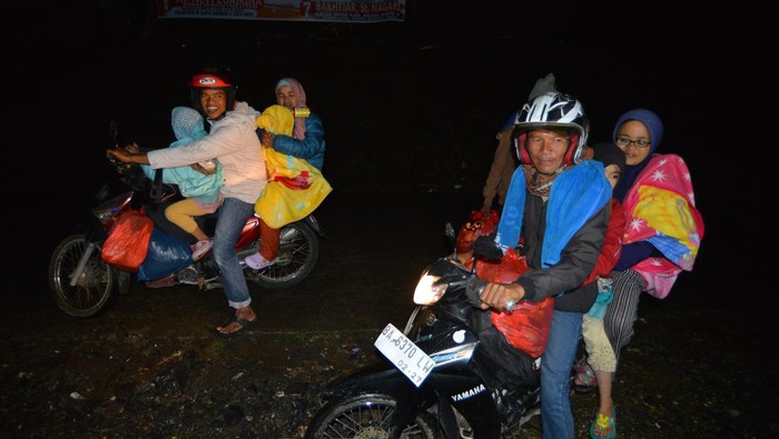 Warga Agam mengungsi secara mandiri Warga membawa keluarganya untuk mengungsi sementara secara mandiri di Jorong Batang Silasiah, Nagari Bukik Batabuah, Agam, Sumatera Barat, Jumat (12/01/2024). Dua kepala keluarga di dusun Bareco, Jorong Batang Silasiah, yang merupakan kampung terdekat dengan kawah Gunung Marapi yakni sekitar 4,7 kilometer memilih untuk mengungsi sementara ke tempat saudaranya karena khawatir selalu terdengar suara gemuruh dari gunung yang berstatus siaga level III tersebut. ANTARA FOTO/Iggoy el Fitra/pras.
