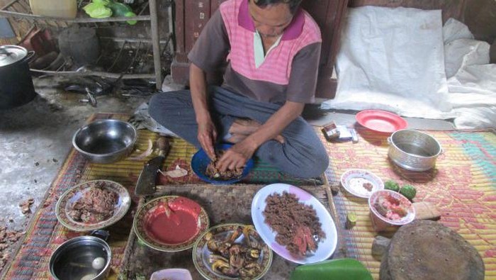 Warga saat akan menyajikan makana dayok binatur. (Foto: Dok. Kemendikbud)