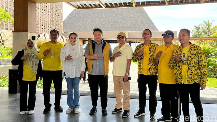 Ketum Partai Golkar Airlangga Hartarto bersama jajaran fungsionari Partai Golkar NTB pada Minggu (14/1/2024).
Foto: Helmy Akbar / detikBali