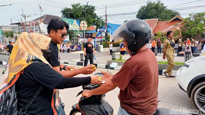 Aksi berbagi jeruk PKS Majalengka untuk kampanyekan paslon AMIN