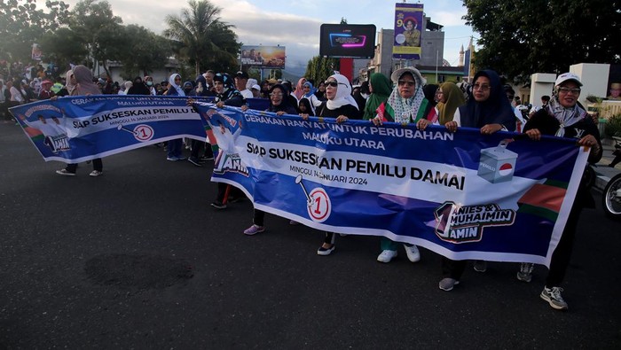 Sejumlah relawan Anies-Muhaimin (AMIN) membawa spanduk mengikuti jalan sehat di Landmark Ternate, Kota Ternate, Maluku Utara, Minggu (14/1/2024). Relawan Anies-Muhaimin mengadakan jalan sehat bersama yang diikuti kader partai pengusung dan simpatisan sebagai bentuk dukungan untuk memenangkan Anies Baswedan - Muhaimin Iskandar serta bagian dari persiapan menyambut kedatangan Anies Baswedan yang akan berkampanye di Ternate pada 15 Januari 2024. ANTARA FOTO/Andri Saputra/foc.