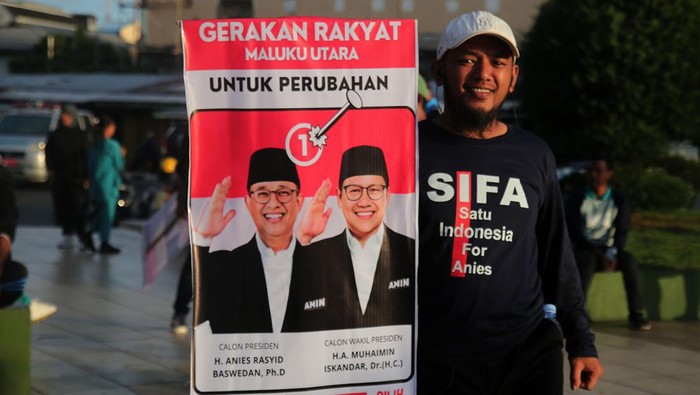 Sejumlah relawan Anies-Muhaimin (AMIN) membawa spanduk mengikuti jalan sehat di Landmark Ternate, Kota Ternate, Maluku Utara, Minggu (14/1/2024). Relawan Anies-Muhaimin mengadakan jalan sehat bersama yang diikuti kader partai pengusung dan simpatisan sebagai bentuk dukungan untuk memenangkan Anies Baswedan - Muhaimin Iskandar serta bagian dari persiapan menyambut kedatangan Anies Baswedan yang akan berkampanye di Ternate pada 15 Januari 2024. ANTARA FOTO/Andri Saputra/foc.
