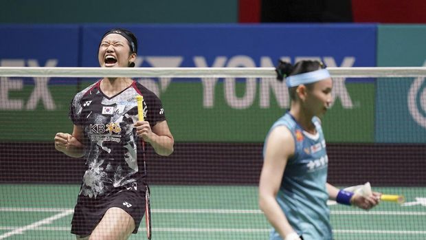 South Korea's An Se Young, left, celebrates after defeating Taiwan's Tai Tzu Ying in her women's singles final match at the Malaysia Open badminton tournament at Bukit Jalil Axiata Arena in Kuala Lumpur, Malaysia, Sunday, Jan. 14, 2024. (AP Photo/Kien Huo)