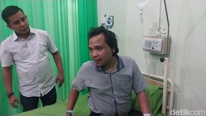 Anggota Pamwascam Raja Siregar saat menjalani perawatan di RS Bhayangkara. (Finta Rahyuni/detikSumut)