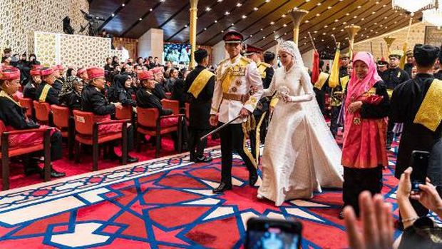 Arak-arakan pernikahan Pangeran Mateen dan Anisha Rosnah. (MOHD RASFAN / AFP)