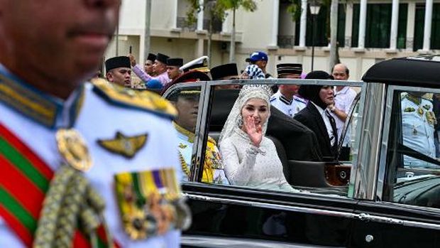 Arak-arakan pernikahan Pangeran Mateen dan Anisha Rosnah. (MOHD RASFAN / AFP)