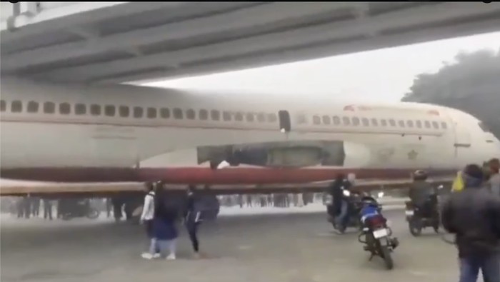 Bangkai pesawat Airbus A320 nyangkut di India