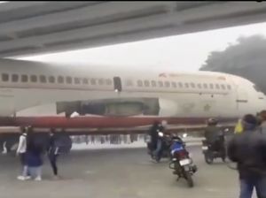 Ada Pesawat Nyangkut di Bawah Jembatan, Begini Ceritanya
