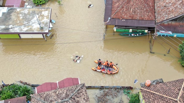 Banjir di Prabumulih, Sumsel akibat hujan intensitas lebat.