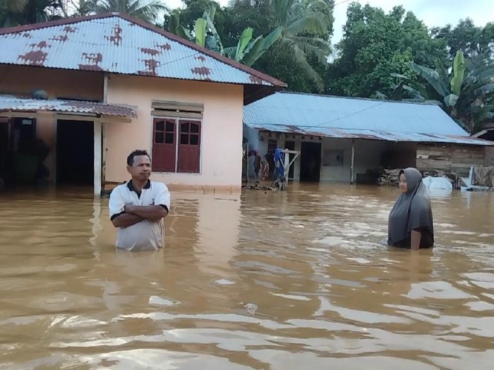 Banjir di Sarolangun meluas dan tingginya mencapai 3 meter