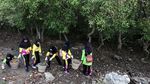 Aksi Pelajar Bersih-bersih Sampah di Pantai Tambak Wedi Surabaya