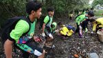 Aksi Pelajar Bersih-bersih Sampah di Pantai Tambak Wedi Surabaya