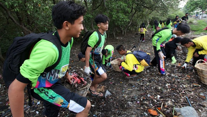 Sejumlah pelajar memungut sampah dari pantai di Tambak Wedi, Surabaya, Jawa Timur, Minggu (14/1/2024). Aksi sejumlah pelajar bersama komunitas Tunas Hijau itu merupakan bentuk kepedulian mereka terhadap kebersihan lingkungan khususnya di wilayah pesisir. ANTARA FOTO/Didik Suhartono/foc.