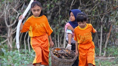 Aksi Pelajar Bersih-bersih Sampah di Pantai Tambak Wedi Surabaya