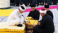 Pangeran Abdul Mateen menandatangani dokumen setelah prosesi akad nikah. (Foto: AFP/HANDOUT/Bruneis Information Department)