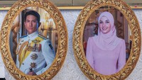 Foto kedua mempelai Pangeran Abdul Mateen dan Yang Mulia Anisha Rosnah dipajang di billboard kota Bandar Seri Begawan jelang Royal Wedding. (Foto: AFP/MOHD RASFAN)