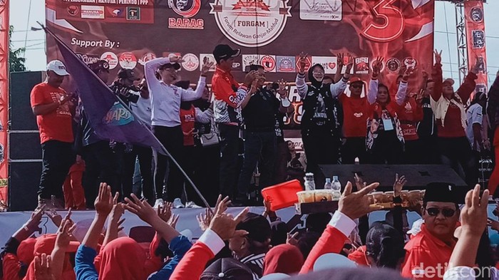 Bupati Klaten Sri Mulyani hadir di acara senam relawan Ganjar-Mahfud di Jogonalan Klaten, Minggu (14/1/2024).