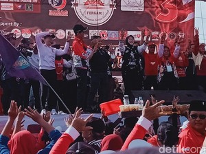 Senam Bersama Relawan Ganjar-Mahfud, Bupati Klaten Bagi Jaket-Kaos