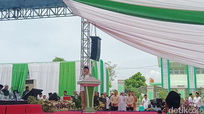 Cawapres nomor urut 1 Muhaimin Iskandar atau Cak Imin  haul Masyayikh Ke-21 di Ponpes Al-Yasini, Pasuruan, Jawa Timur (Ondang/detikcom).