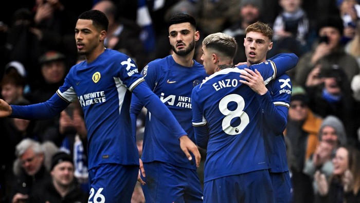 Soccer Football - Premier League - Chelsea v Fulham - Stamford Bridge, London, Britain - January 13, 2024 Chelseas Cole Palmer celebrates scoring their first goal with Levi Colwill, Armando Broja and Enzo Fernandez REUTERS/Dylan Martinez NO USE WITH UNAUTHORIZED AUDIO, VIDEO, DATA, FIXTURE LISTS, CLUB/LEAGUE LOGOS OR LIVE SERVICES. ONLINE IN-MATCH USE LIMITED TO 45 IMAGES, NO VIDEO EMULATION. NO USE IN BETTING, GAMES OR SINGLE CLUB/LEAGUE/PLAYER PUBLICATIONS.