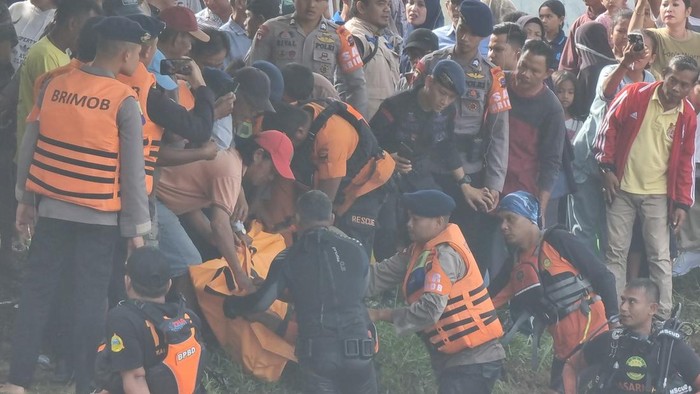 Evakuasi jasad bocah SD ditemukan tewas usai hanyut di sungai. (Dok SAR Padang)