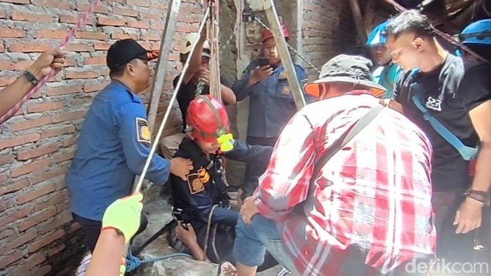 Evakuasi warga yang tercebur sumur oleh tim SAR gabungan, Minggu (14/1/2024).