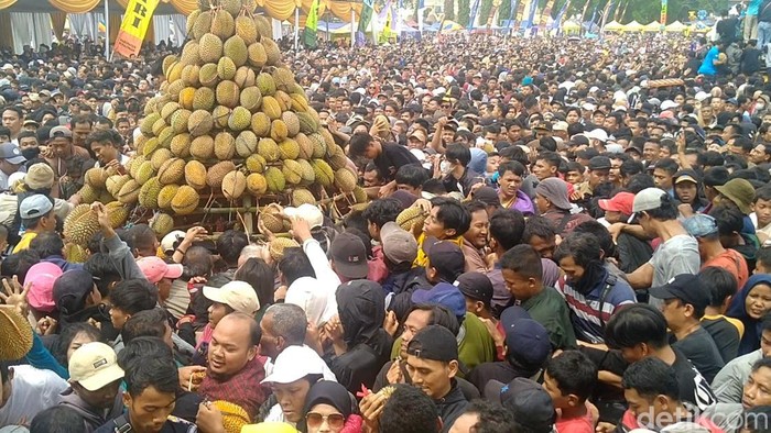 Festival Durian Pekalongan diwarnai kericuhan, Minggu (14/1/2024).