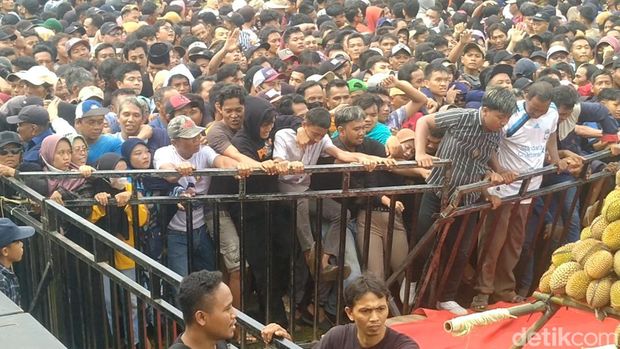 Festival Durian Pekalongan diwarnai kericuhan, Minggu (14/1/2024).