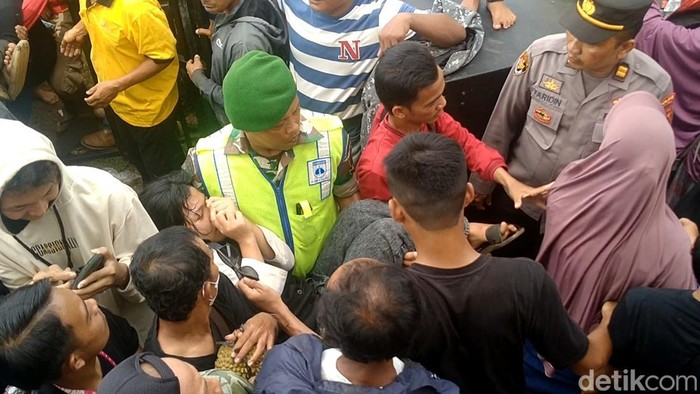 Festival Durian Pekalongan diwarnai kericuhan, Minggu (14/1/2024).