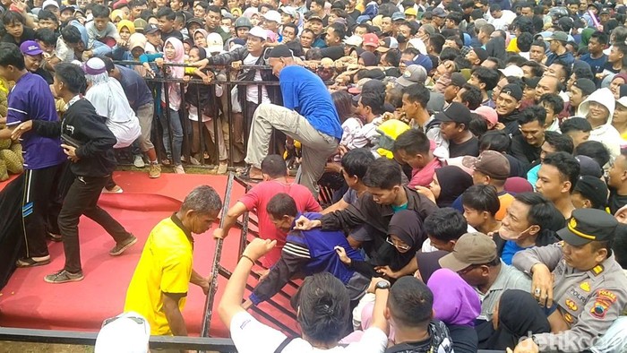 Festival Durian Pekalongan diwarnai kericuhan, Minggu (14/1/2024).
