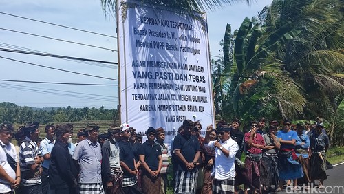 Forum Perbekel Terdampak Jalan Tol Mengwi-Gilimanuk menggelar aksi damai di Jalan Antosari-Pupuan, Selemadeg Barat, Tabanan, Bali, Minggu (14/1/2024). Mereka menuntut kejelasan proyek jalan bebas hambatan itu. (Foto: Ahmad Firizqi Irwan/detikBali)