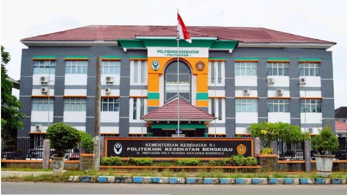 Foto halaman depan Politeknik Kesehatan Kemenkes Bengkulu yang menjadi salah satu universitas negeri di Bengkulu.