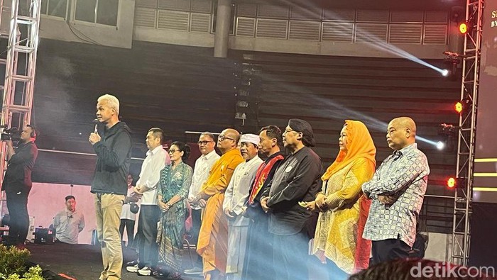 Ganjar Pranowo di acara Doa Bersama Lintas Agama di DBL Arena, Surabaya, Jawa Timur, Sabtu (13/1/2024) malam. (Anggi/detikcom).