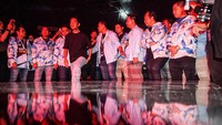 Setelah tiba, Gibran langsung naik ke panggung. Gibran juga dipersilakan mengangkat pedang buatan yang disiapkan panitia, Minggu (14/1/2024).