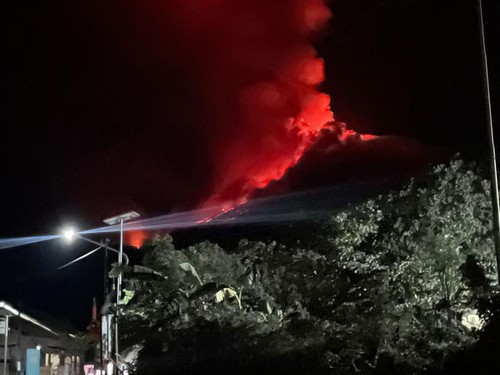 Gunung Lewotobi Laki-laki di Flores Timur, Nusa Tenggara Timur (NTT), kembali meletus pada Minggu (14/1/2024)