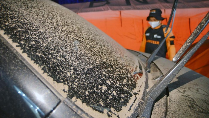 Relawan membagikan masker kepada jamaah masjid akibat hujan abu vulkanik, di Pokso Bencana Gunung Marapi, Batang Silasiah, Nagari Bukik Batabuah, Agam, Sumatera Barat, Sabtu (13/1/2024). Pos Pengamatan Gunung Api Marapi di Bukittinggi mencatat gunung tersebut kembali erupsi pada Sabtu (13/1/2024) pukul 19.33 WIB yang menyebabkan hujan abu di sekitar kaki gunung yang kini berstatus siaga level III itu. ANTARA FOTO/Iggoy el Fitra/nym.