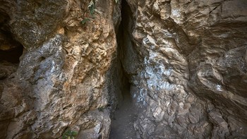 Di 1950-an, guru SMA Herbert Schroeder dan George Buck, menamai sebuah sistem gua di New York sebagai Schroeder’s Pants karena celana Schroeder robek saat menemukannnya. Di gua dengan nama jenaka ini, terjadi tragedi kematian James Mitchell yang berusia 23 tahun pada tahun 1965. Suhu beku dan air terjun sedingin es membuat penjelajahan berbahaya dan akhirnya fatal. Saat menurunkan diri melalui tali pengaman, Mitchell terjebak dan tergantung di bawah air terjun besar. Meski bantuan cepat datang, hipotermia terjadi lebih cepat dan petualang muda itu tewas 13 Februari 1965. Foto: Shutterstock