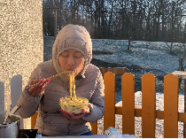 Masak Mie Instan Saat Suhu -10 Derajat Celcius, Gimana Jadinya?