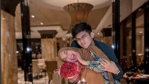 Intip Lagi Momen Romantis Teuku Ryan dan Ria Ricis Saat Makan Bersama
