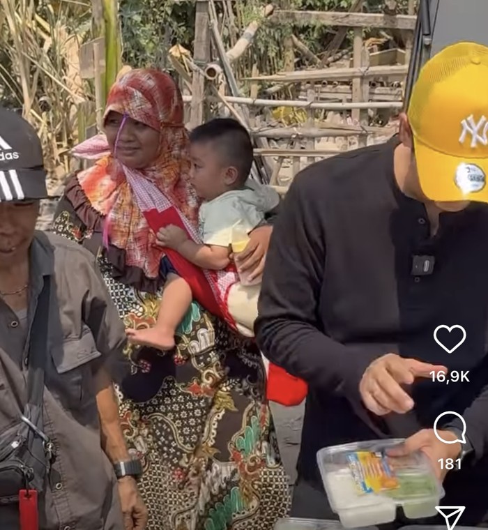 Intip Lagi Momen Romantis Teuku Ryan dan Ria Ricis Saat Makan Bersama