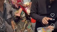 Kalau ini momen saat Teuku Ryan sedang bagi-bagi 250 paket makanan dan minuman di Kampung Pemulung Jurang Mangu. Foto: instagram @teukuryantr