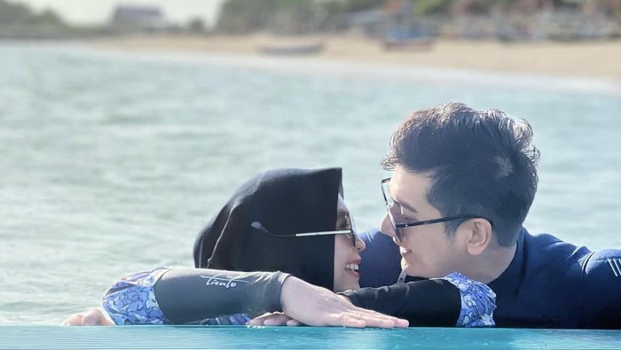 Intip Lagi Momen Romantis Teuku Ryan dan Ria Ricis Saat Makan Bersama