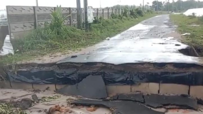Jembatan penghubung dua Desa di Kecamatan Parit Tiga, Kabupaten Bangka Barat (Babar) putus karena diterjang arus sungai yang meluap.