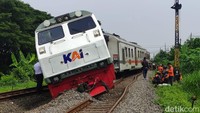 Petugas sedang melakukan identifikasi anjloknya KA Pandalungan yang anjlok di Tanggulangin, Sidorajo.