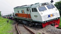 Kondisi kereta api tampak miring, terutama di bagian lokomotifnya. Sedangkan kondisi jalur rel terlihat bengkok. Ada 4 bagian rel yang tampak bengkok. 