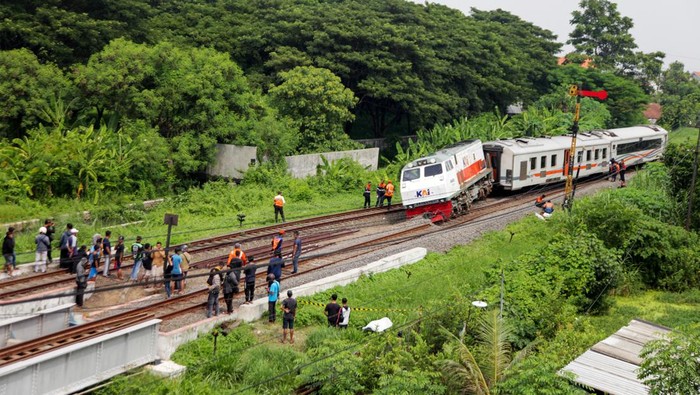 Kereta Api Pandalungan relasi Gambir-Surabaya-Jember anjlok di Desa Tanggulangin, Sidoarjo, Minggu (14/1/2024). Saat ini petugas sudah dikerahkan untuk melakukan evakuasi kereta api.