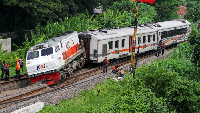 Kereta Api Pandalungan relasi Gambir-Surabaya-Jember anjlok di Desa Tanggulangin, Sidoarjo, Minggu (14/1/2024). Saat ini petugas sudah dikerahkan untuk melakukan evakuasi kereta api.