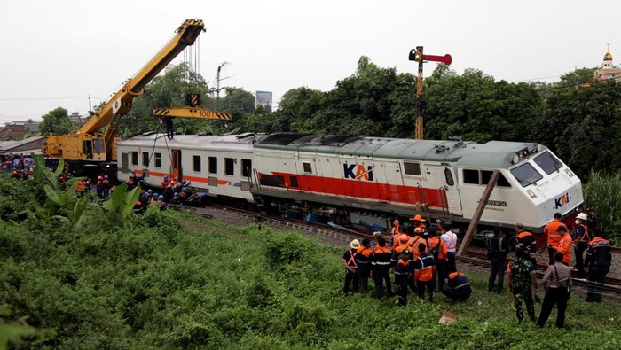 KAI Kerahkan Crane untuk Evaluasi KA Pandalungan KAI melakukan evakuasi KA Pandalungan yang anjlok di Sidoarjo, Minggu (14/1/2024). Evakuasi dilakukan dengan menggunakan crane.