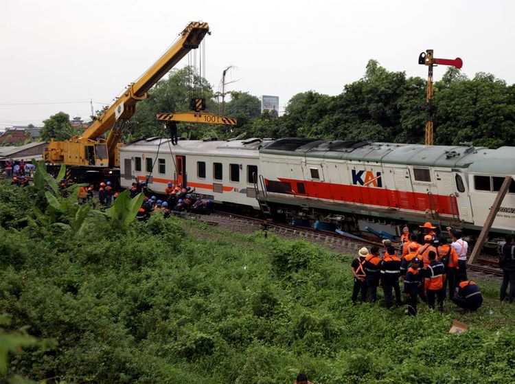 KAI Kerahkan Crane untuk Evakuasi KA Pandalungan Anjlok di Sidoarjo